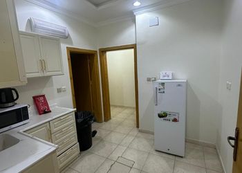 شقة بصالة جلوس وغرفتين نوم 