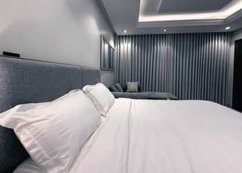 استديو بأثاث مريح وبسيط