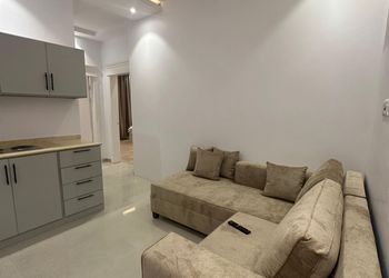 شقة بغرفة معيشة وغرفتين نوم 