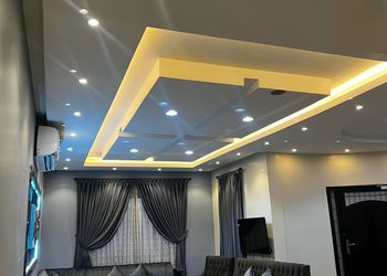 شاليه بجلسة خارجية وألعاب أطفال