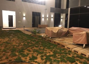 استراحة بمجلس وفناء خارجي 