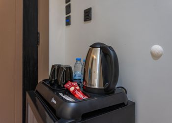 غرفة بسرير ماستر