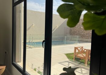 شاليه بغرفة نوم مطلة على المسبح