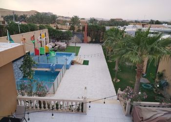شاليه بمسبح وألعاب مائية