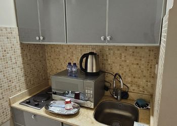 شقة بصالة جلوس وغرفة نوم مريحة 