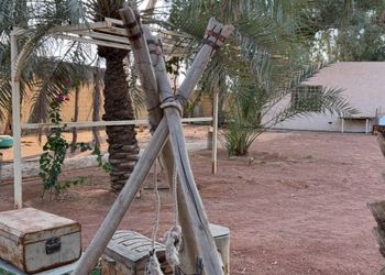 مزرعة بمسطحات خضراء وجلسة خارجية