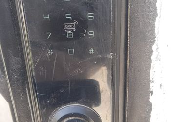 شقة بصالة ومسبح خارجي بجلسة خارجية