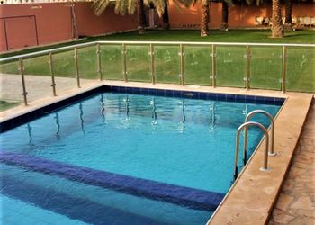 استراحة بمسبح مطل على الحديقه