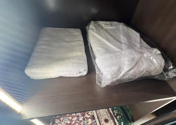 شقة بصالة وثلاث غرف نوم