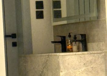 استديو بأثاث مريح وبسيط 