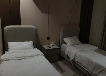 استديو بأثاث مريح وبسيط 