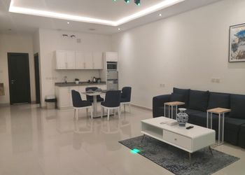 شاليه بصالة مطلة على المسبح 