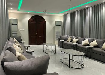 شاليه بمسطح اخضر ومسبح