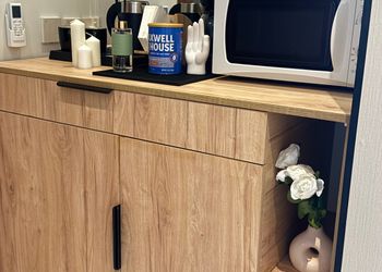 استديو بأثاث مريح وبسيط 