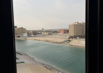 استديو بأثاث مريح وبسيط 