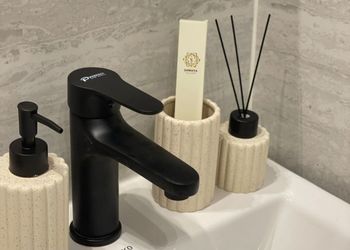 استديو بأثاث مريح وبسيط 