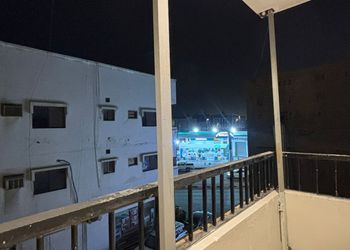 استديو بأثاث مريح وبسيط 
