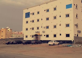 شقة بغرفة معيشة وغرفتين نوم 