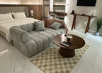 استديو بأثاث مريح وبسيط 