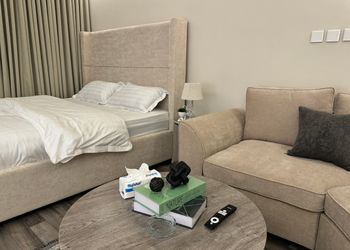 استديو بأثاث مريح وبسيط 