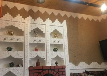 شاليه بجلسة خارجية ومسطح اخضر