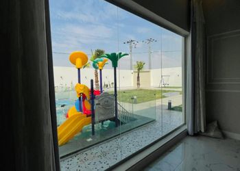 شاليه بمسبح خارجي وألعاب مائية