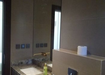 شاليه بجلسة تطل على مسبح خارجي 