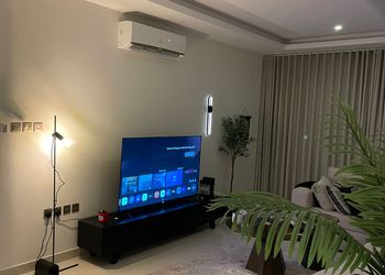 شقة بصالة انيقة وغرفة نوم