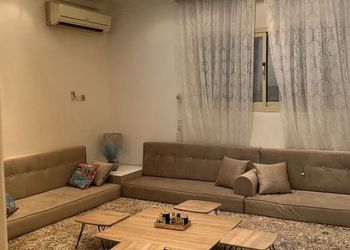 استراحة بجلسة خارجية ومسطح اخضر