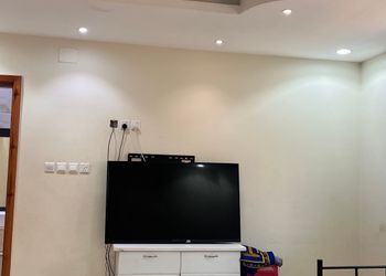 شقة بصالة وثلاث غرف نوم