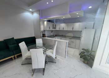 شاليه بجلسة تطل على مسبح خارجي 