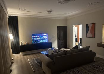 استديو بأثاث مريح وبسيط 
