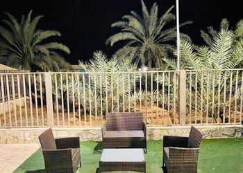 شاليه بجلسة خارجية وألعاب أطفال