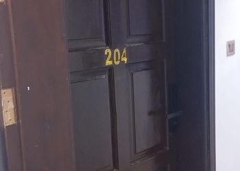 استديو بأثاث مريح وبسيط 