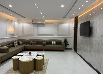 شاليه بجلسة تطل على مسبح خارجي 