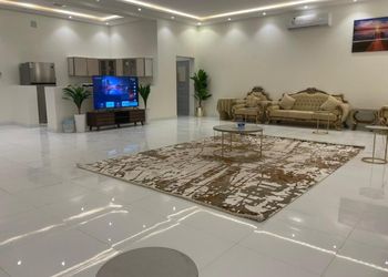 شاليه بجلسة تطل على مسبح خارجي 