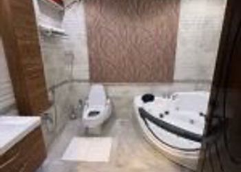 شقة بصالة جلوس وثلاث غرف نوم 