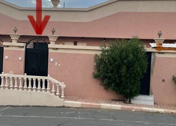 شقة بصالة جلوس وغرفتين نوم 