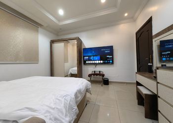 استديو بأثاث مريح وبسيط