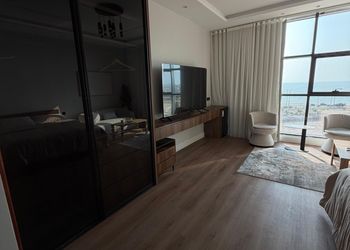 استديو بأثاث مريح وبسيط 