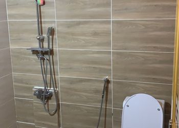 كوخ ريفي بمسطح اخضر و مسبح