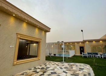 شاليه بمسطح اخضر و جلسة خارجية