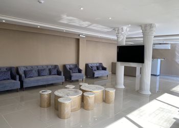 شاليه بمسطح اخضر و مسبح خارجي 
