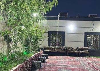 استراحة بمسطح اخضروجلسة خارجية 