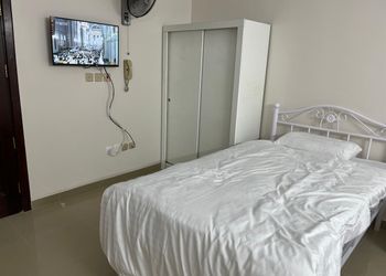 استديو بأثاث مريح وبسيط 