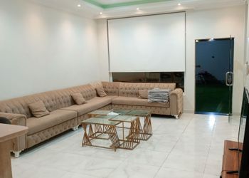 شاليه بجلسة تطل على مسبح خارجي 