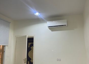 استراحة بمجلس وفناء خارجي 