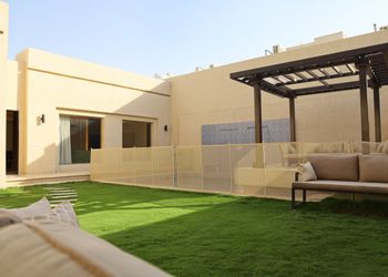 شاليه بمسطح اخضر وجلسة خارجية 