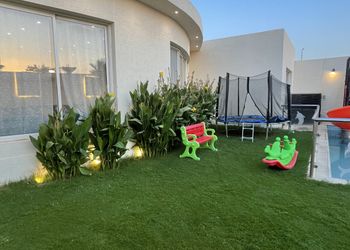 شاليه مودرن بجلسة خارجية ومسبح
