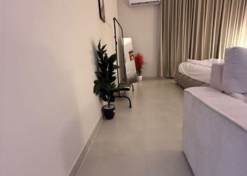 استديو بسرير ماستر وجلسة مريحة 